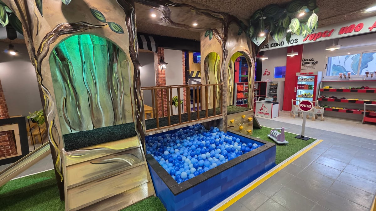 Sector de tobogan, pelotas azules y estructuras de árbol de Ciudad Infantil
