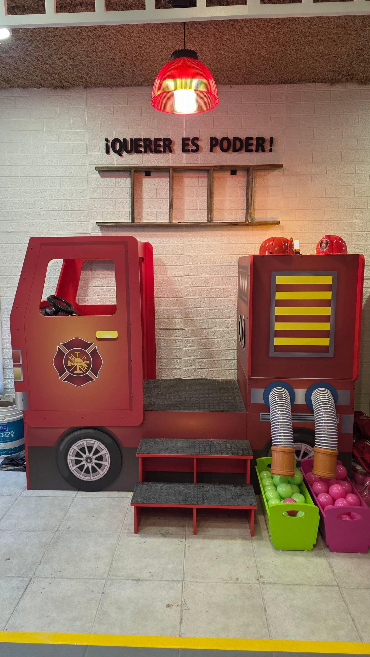 Camión de bomberos rojo del sector Bomberos de Ciudad Infantil