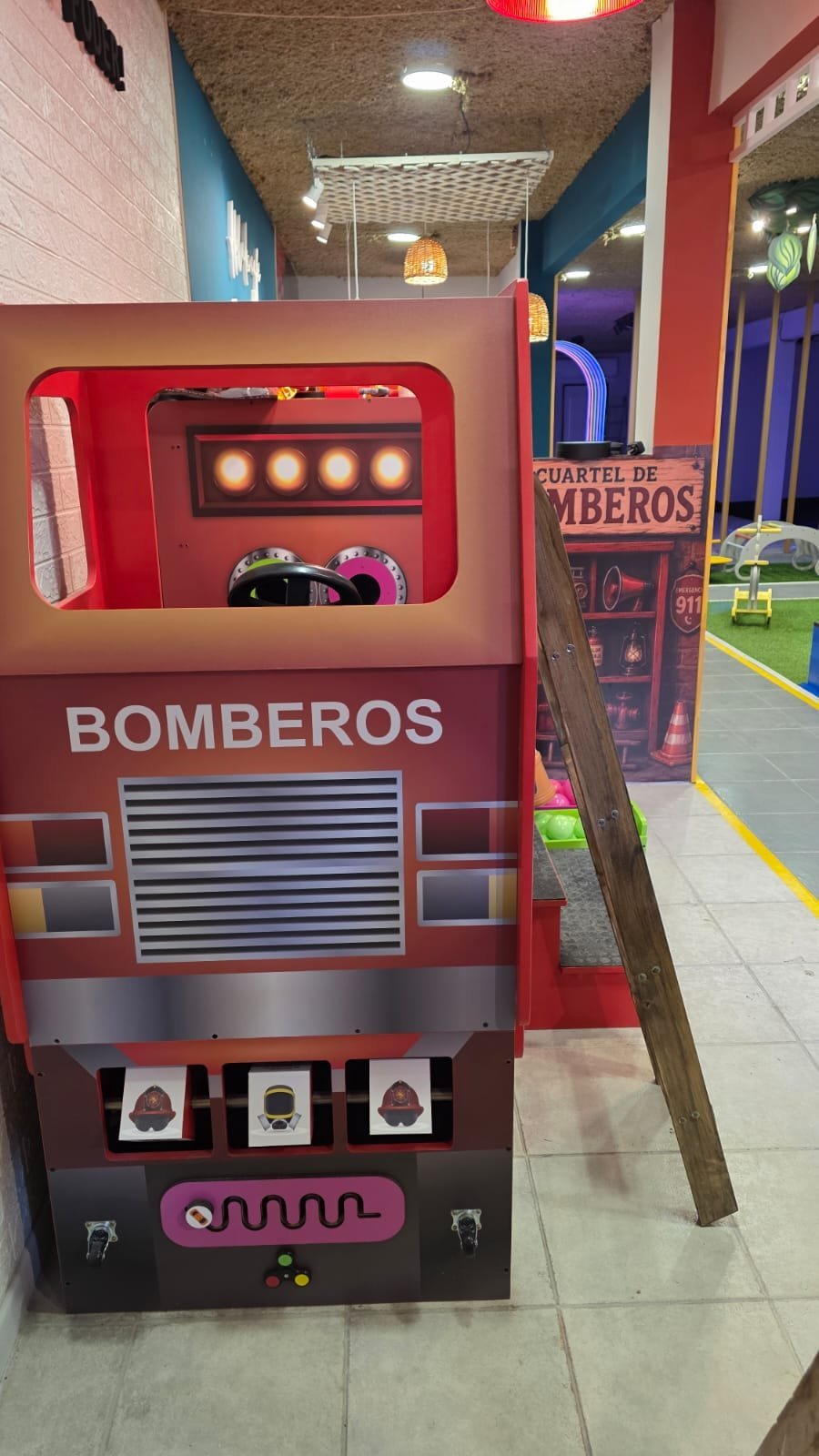 Camión de Bomberos con luces rojas encendidas y cartel Cuartel de Bomberos