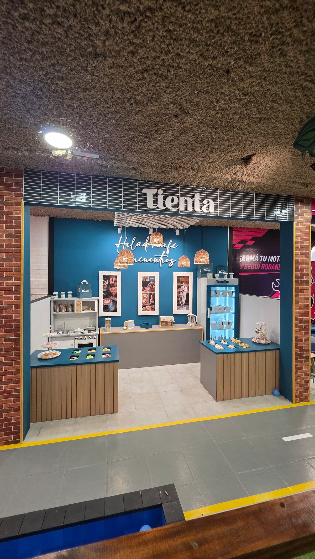 Tienda Tienta con interior azul y madera, productos exhibidos en estanterías