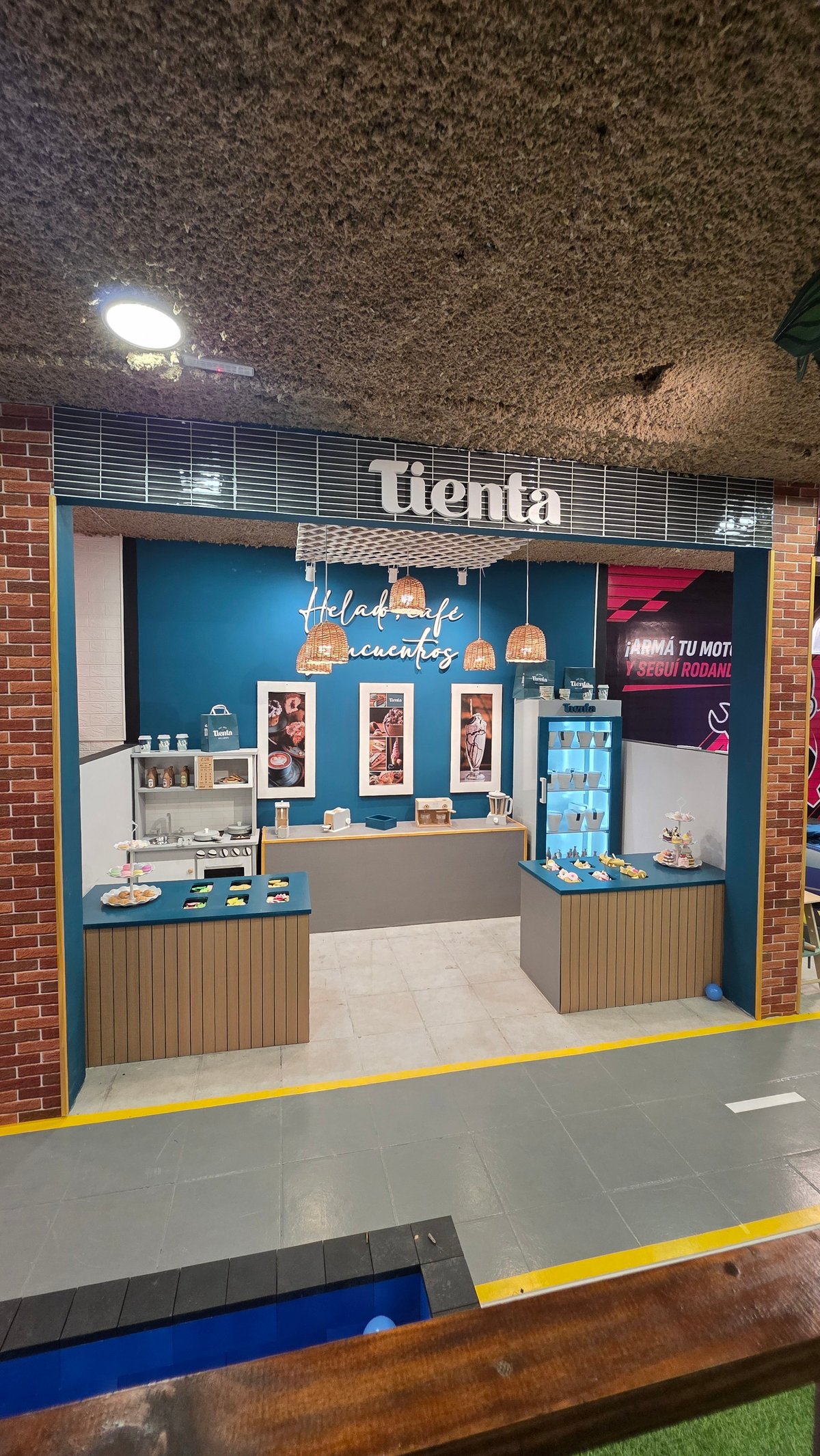 Tienda Tienta con mostrador de madera y heladería